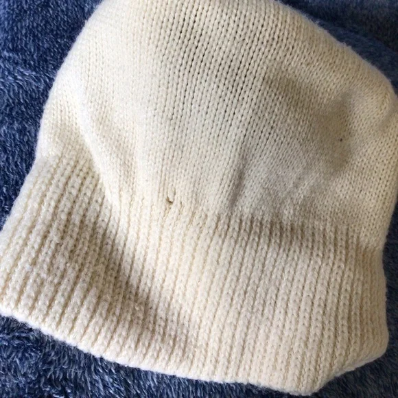 Etienne Aigner winter hat with Pom Pom - Picture 7 of 7